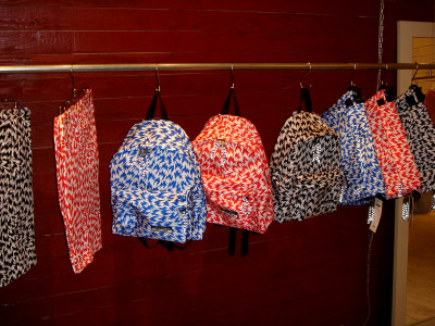 ���E����1000��